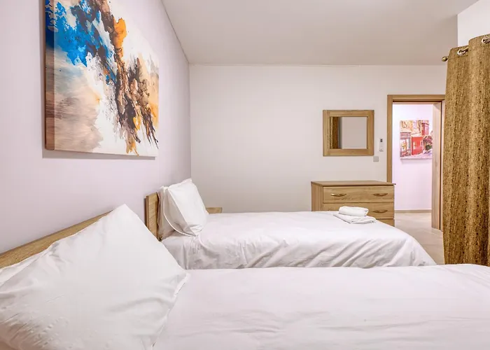 New! Spacious 4-bedroom Duplex By Sf Homes アパート ムサイダ